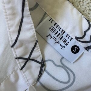 Minidress flared with abstract print elbow-length and wide sleeves